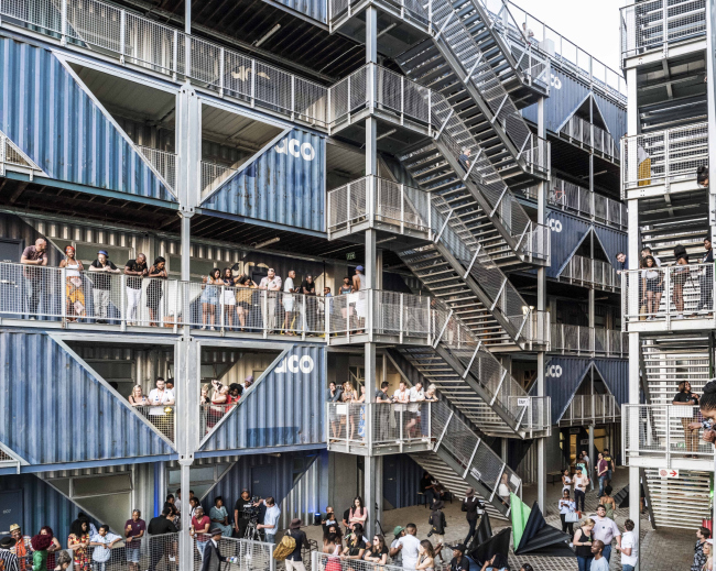 ����� �������� Drivelines Studios. ���������� � Dave Southwood. ������������� LOT-EK