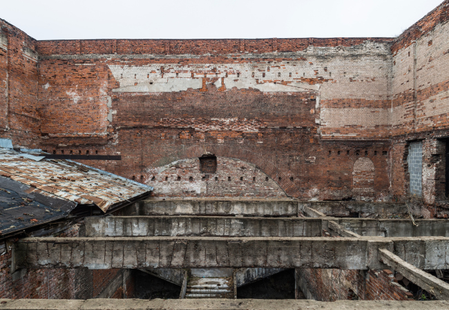 The "Garage" headquarters in Gorky Park. The ruin of the movie theater in the middle of the building. Photograph � Yuri Palmin