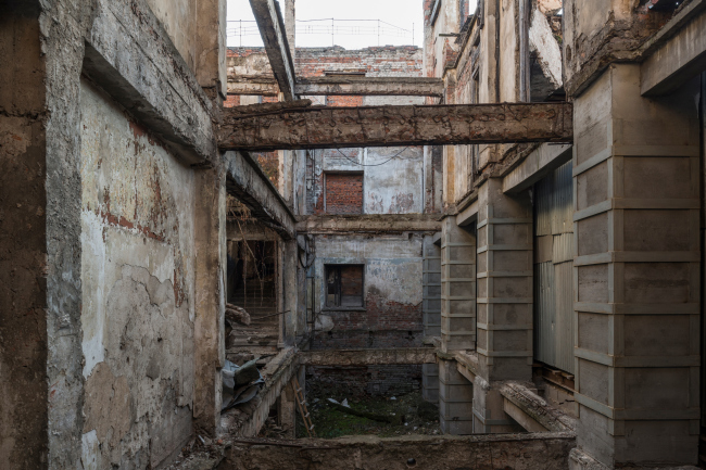 The "Garage" headquarters in Gorky Park. The ruin of the movie theater in the middle of the building. Photograph  Yuri Palmin