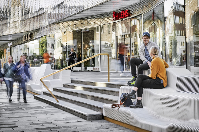 Скамейка на Forumstorget. Фотография © M&#229;ns Berg. Предоставлена White Arkitekter