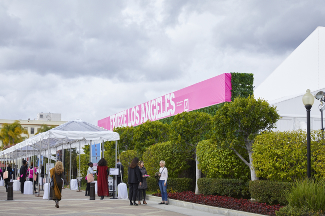 Frieze Los Angeles. ������ wHY. ���������� � Yoshihiro Makino