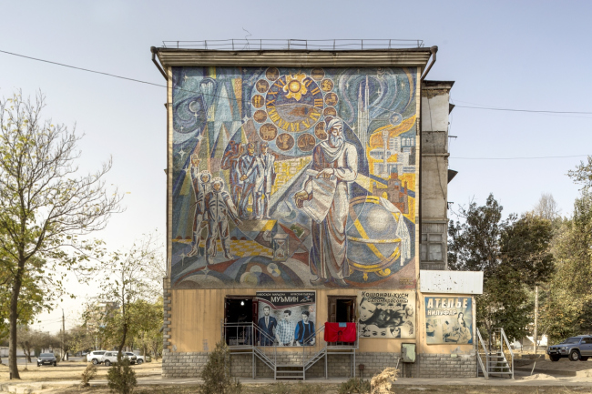 Мозаика с изображением Ибн Сины (Авиценны) в Душанбе. Авторы И. Рахнаев, А. Григоров, И. Ильяев