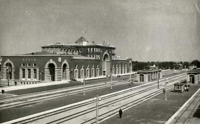 Вокзал в Курске, общий вид со стороны платформ. Фотография 1953 г.