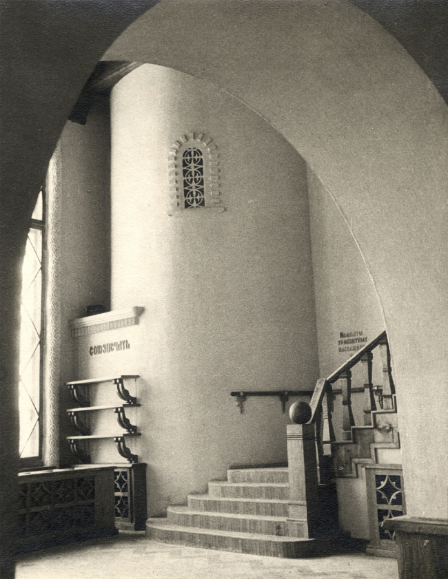 Новгородский вокзал. Интерьер, зал ожидания. Лестница, ведущая в комнаты транзитных пассажиров. Фотография 2001 г.