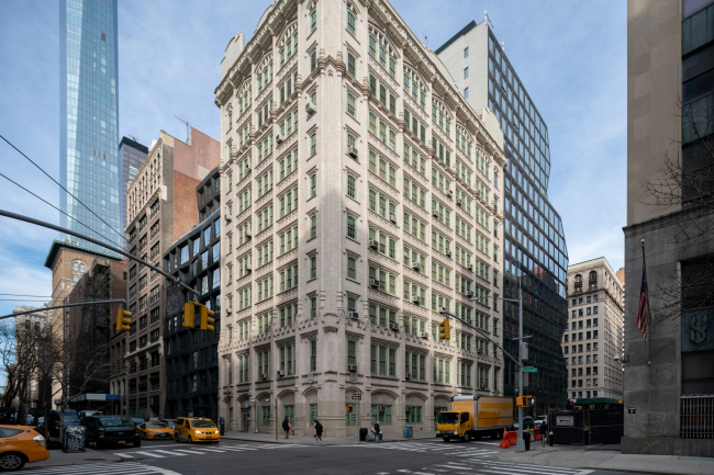 ����� �������� 121 East 22nd