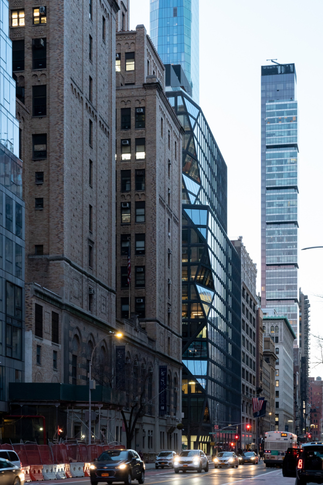 ����� �������� 121 East 22nd