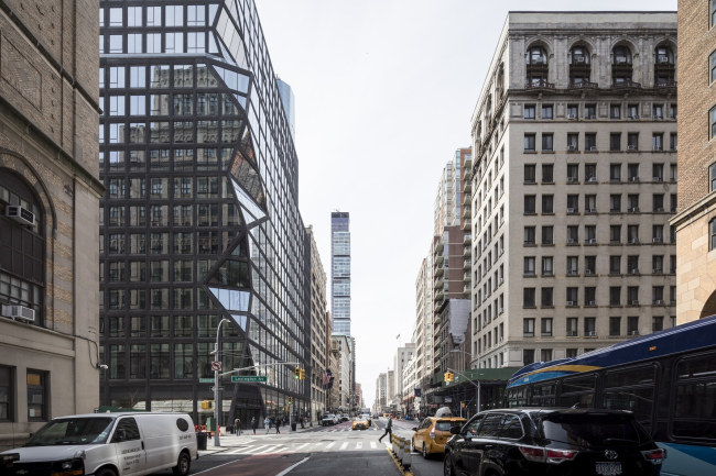 ����� �������� 121 East 22nd
