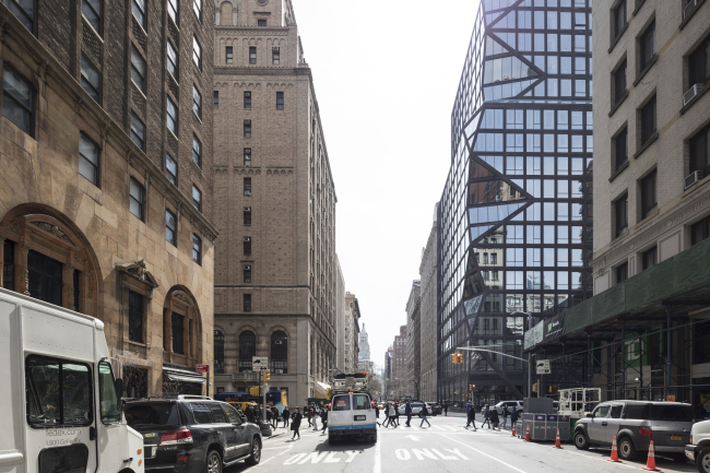 ����� �������� 121 East 22nd