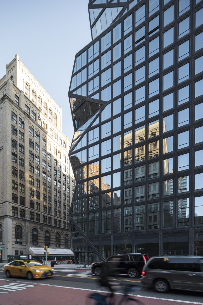 ����� �������� 121 East 22nd