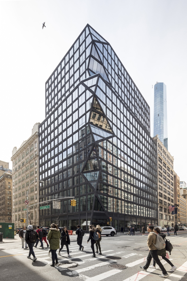����� �������� 121 East 22nd