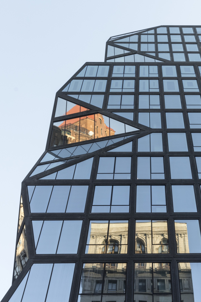 ����� �������� 121 East 22nd
