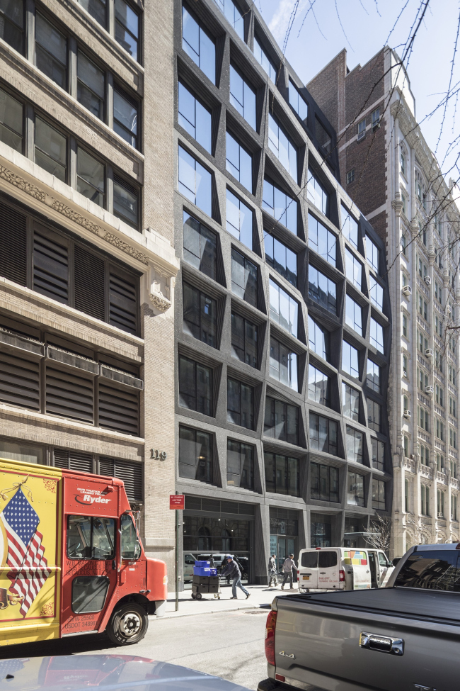 ����� �������� 121 East 22nd