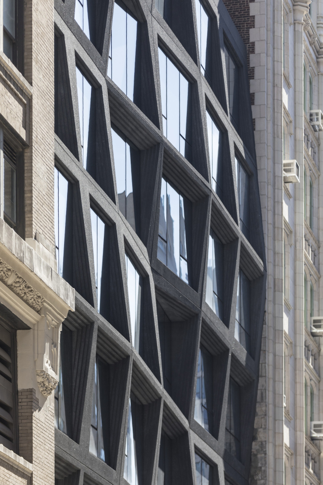 ����� �������� 121 East 22nd