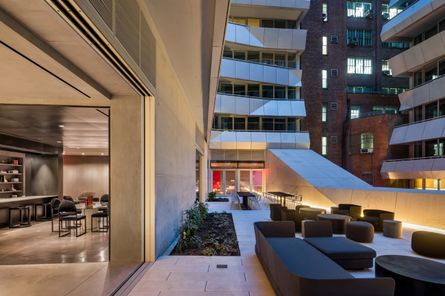 ����� �������� 121 East 22nd