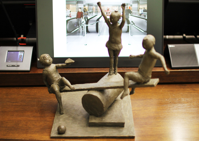 Макет скульптуры «Дети играют. Солнечный день» в зале архсовета