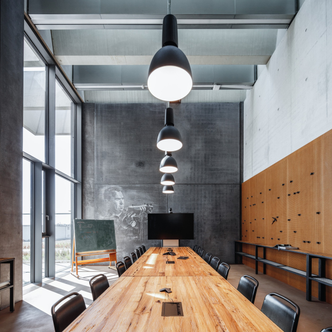 ������ adidas HALFTIME