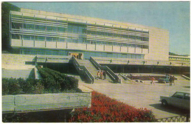 Дворец культуры в Железноводске. Фото сделано вскоре после его открытия в 1982
