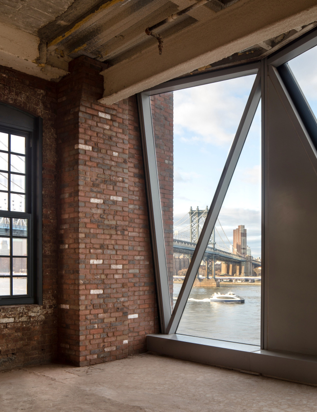 ������� ������ 10 Jay Street