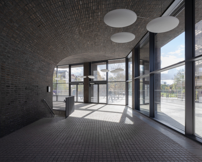 ����� ����� Hoxton Press