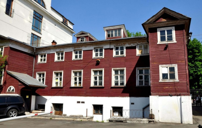 The Sytin House restoration project. The photograph before the restoration. The yard facade, 2016