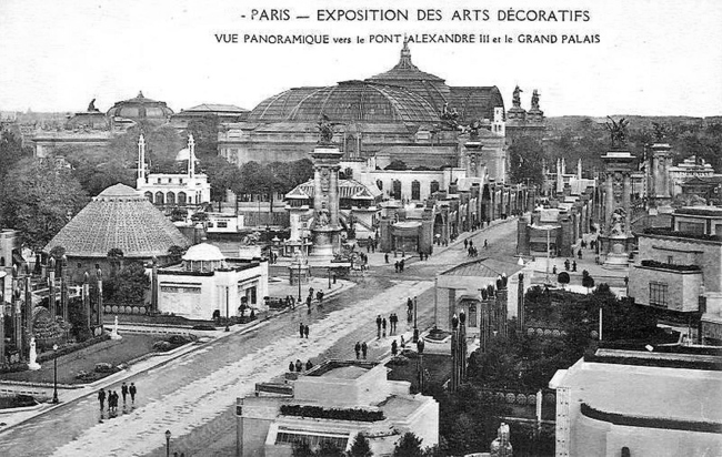 Вид на павильоны 1925 года в сторону моста Александра III и Большого Дворца Вид на павильоны 1925 года в сторону моста Александра III и Большого Дворца