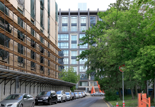 Olive House apartments / GRAN (Pavel Andreev Architects)