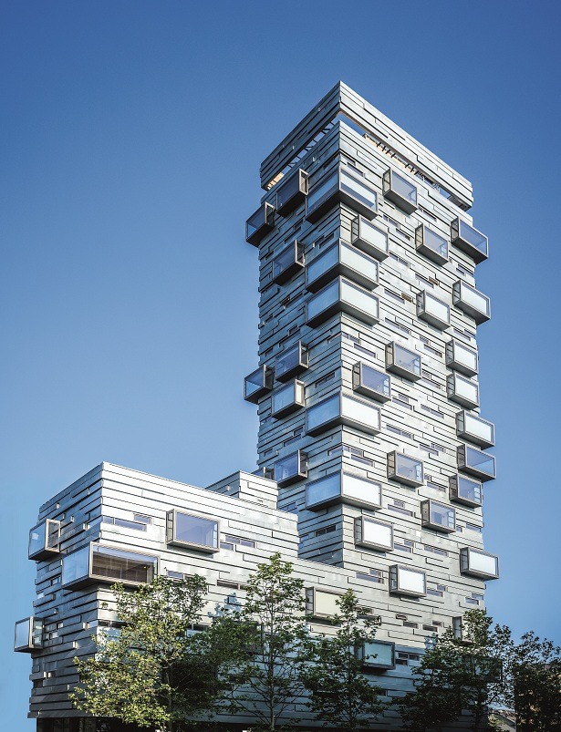 � ����� Charlotte Tower ��������� � ����� ��������� 37 ������������. �����
������ ��������� ������-������������ �����-������ RHEINZINK-CLASSIC,
������� ������� ����� � ����� ������������� �������������