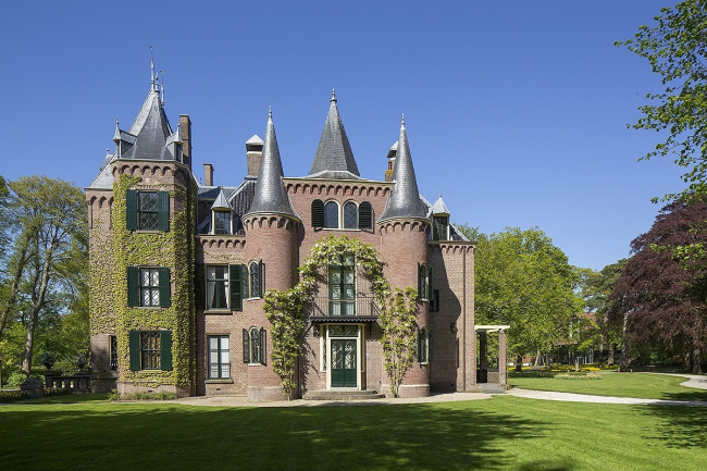 Рис 1. Расположенный рядом замок Keukenhof был изначально построен в XVII веке. Его стены из красного кирпича вдохновили KVDK Architecten на использование кирпича Kolumba красного цвета в музее LAM Рис 1. Расположенный рядом замок Keukenhof был изначально построен в XVII веке. Его стены из красного кирпича вдохновили KVDK Architecten на использование кирпича Kolumba красного цвета в музее LAM