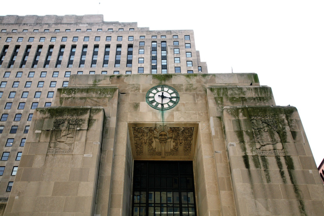 Дейли Ньюз билдинг в Чикаго, портал главного фасада. Арх. фирма «Холаберт и Рут», 1925