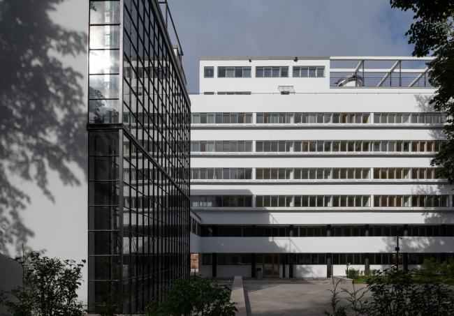 View of the communal unit and the east facade of the residential unit. Restoration and adaptaion of the the cultural heritage site “Narkomfin Building” (2017-2020)