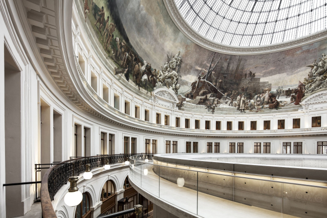 Музей Collection Pinault в здании Товарной биржи в Париже