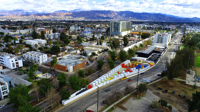 ������ ������� � ��������� ������ ��� ���������, ������������� � ���-��������� (The Chandler Boulevard Village Bridge Home)