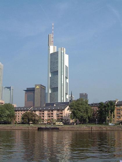 �������� ������ C�mmerzbank, ����������� � 1997 �� ������� "Foster + Partners", ������������ � ������� ������ ������������ �������� ������ ����������-�� �����.