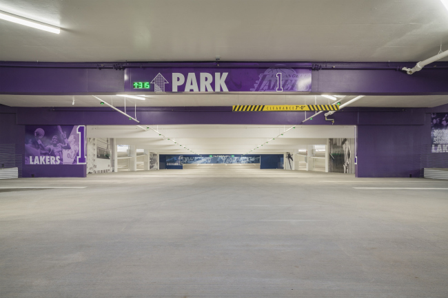 Крытая автомобильная парковка на территории штаб-квартиры Nike, Бивертон
