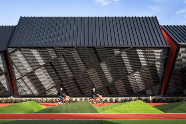 Крытая автомобильная парковка на территории штаб-квартиры Nike, Бивертон