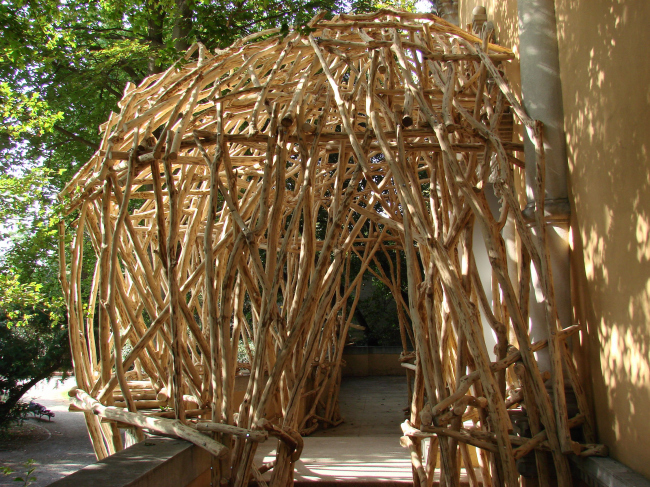 ������� ������� ���������� �� ������� ��������� ������. ������� ���������� ��� �������� ��������, ��� � ����������: 'beyond building' - � � ���� �� ���������, ��� ����������� �����. �� �������� - ��� �� ������, � � �������� ������ ������ ���� ���������� ����������� ����� ������� ����������