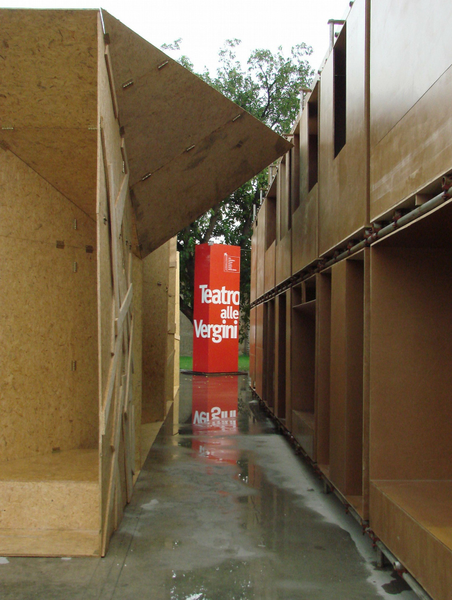 Teatro alle Vergini. ��������� ������ ��������� ������������. ���, ������� ����� - ������������ ������ � ��� ����� ����; ���, ������� ������ - ����������� � ���� � ������� ����� ����� ��������� ��������