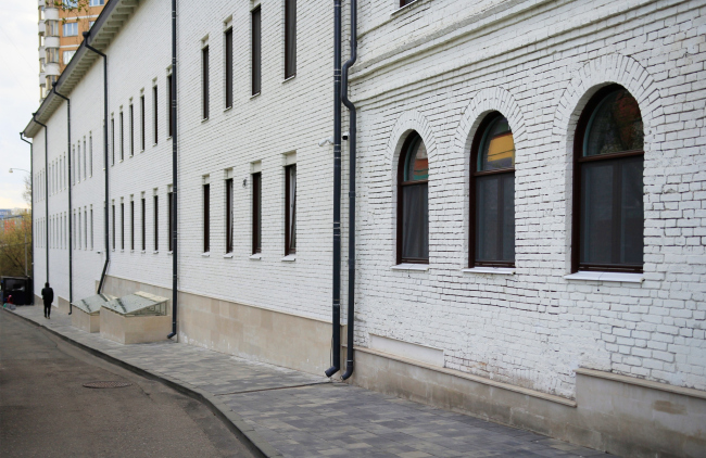Справа историческое здание, слева современное (2018). Комплекс офисных зданий на Верхней Красносельской улице.
Мастерская Николая Лызлова