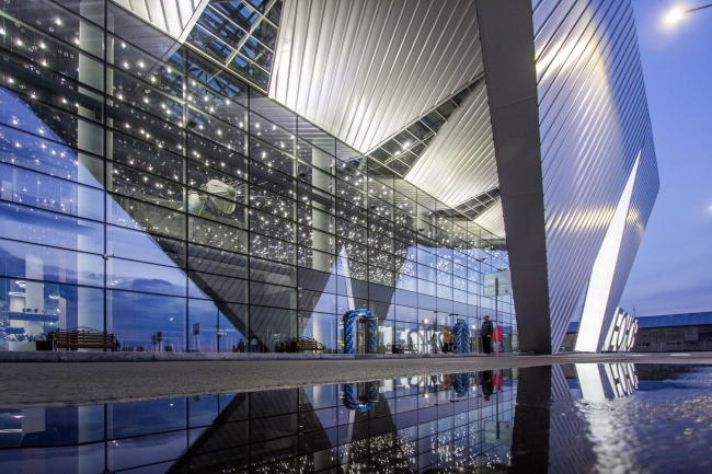 On this photo, the sters, the reflections, and even the Vostok-2 spaceship are seen particularly vividly. The passenger terminal at the Kemerovo Airport