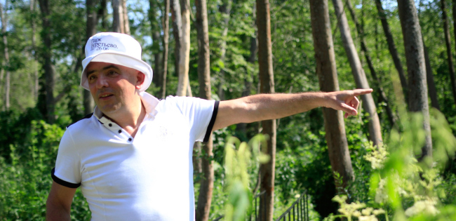 Григорий Ревзин ведет экскурсию по парку Александра Бродского в Веретьево