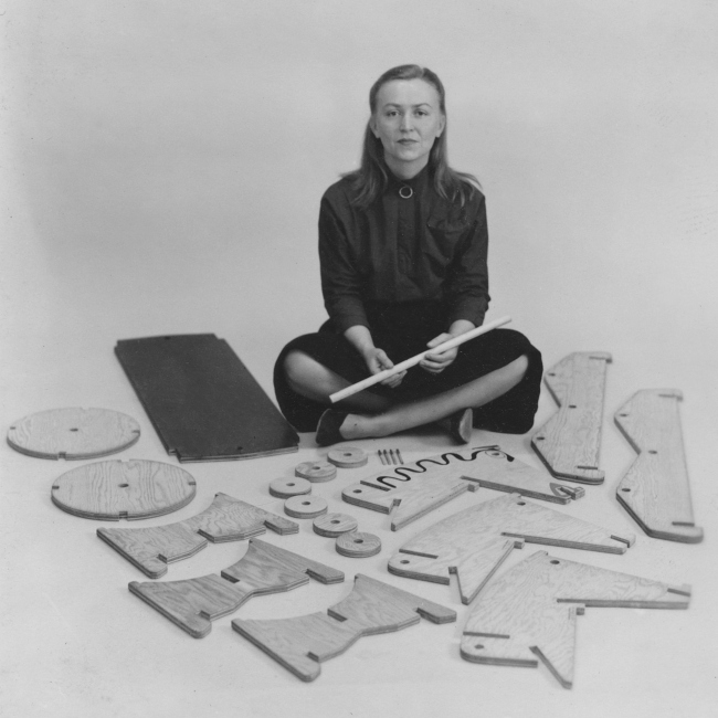 ��� ���� � ������������� �� Tyng Toy, 1947