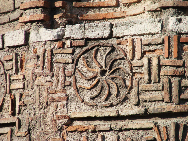 Орнаментальная кладка апсиды главной церкви монастыря Липса, Константинополь