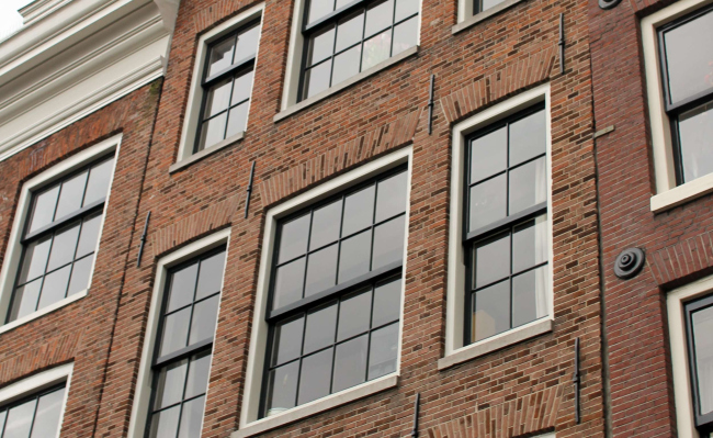 Разнотоновая кладка на фасадах домов Амстердама
