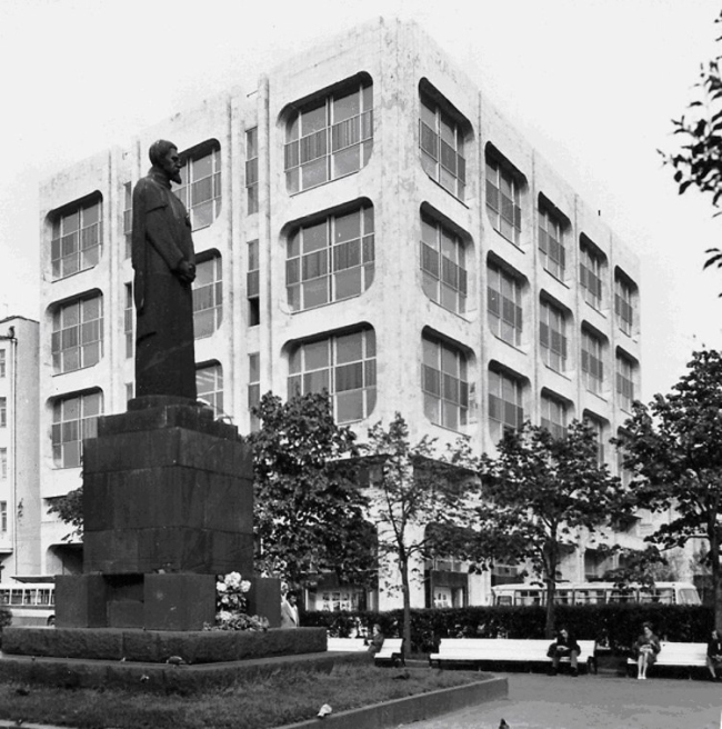 Здание ТАСС. На первом плане памятник К. Тимирязеву Здание ТАСС. На первом плане памятник К. Тимирязеву