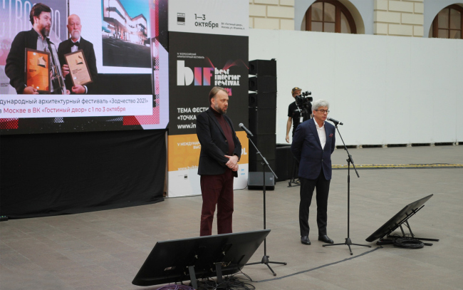 Слева Алексей Комов, куратор Зодчества, справа Борис Левянт, куратор BIF. Фестиваль Зодчество 2021