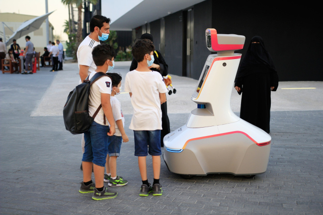 По выставке ездят роботы, предоставленые компанией Terminus. Что делают, не очень понятно, в основном при обращении к ним просят не мешать и дать проехать, но намекают на какую-то миссию безопасности. Экспо 2020 в Дубае, 10.2021