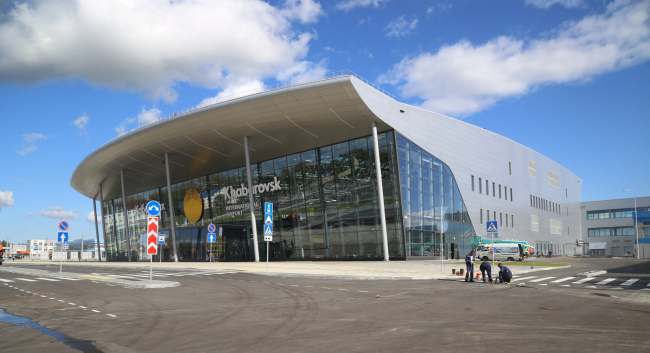 Международный аэропорт Хабаровск. Терминал ВВЛ (этап 1), вид со стороны привокзальной площади
