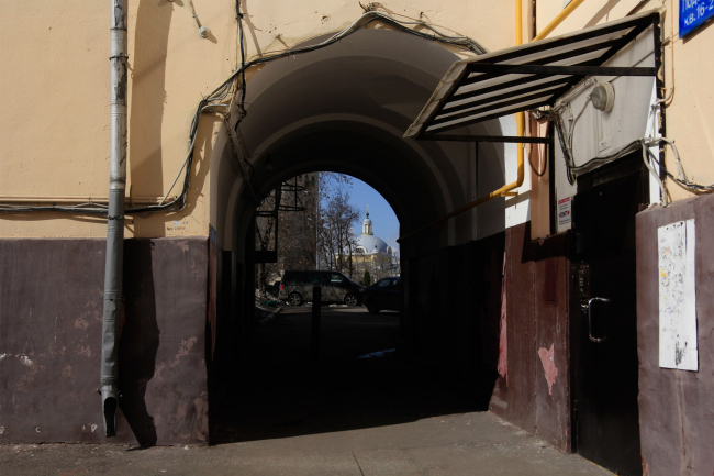 Арка дома, соседнего с комплексом Медный 3.14