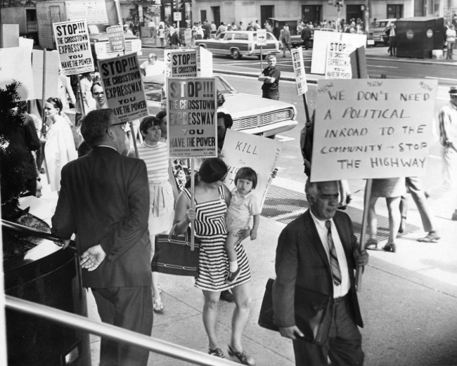 Демонстрация протеста против строительства автострады. 15.09.1970