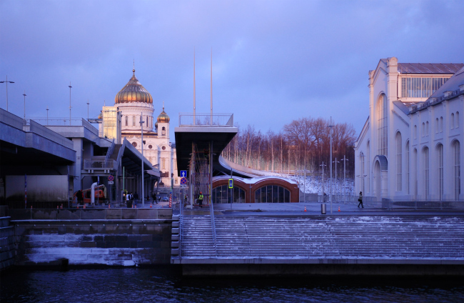 The Cathedral of Christ the Savior appears in the same perspective with the House of Culture from many angles. How can we not think about desacralization and not fence off parts of the panorama with a “captain′s bridge” with two masts desi